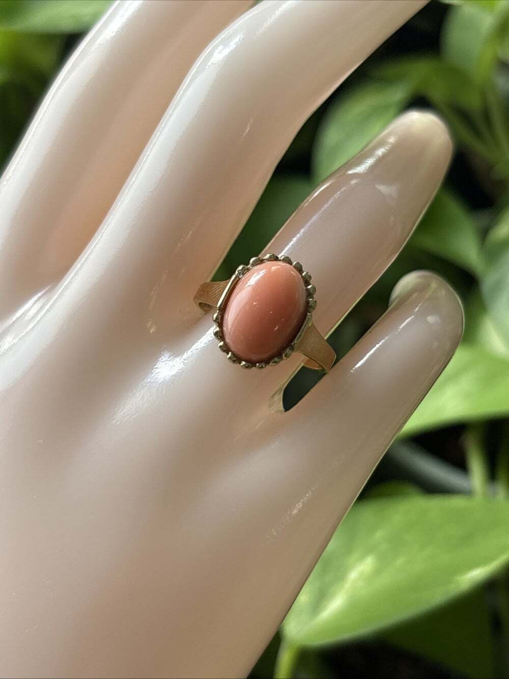 Vintage 8K Solid Yellow Gold Coral Ring Size 8 Bezel Set Oval 4.25g - Picture 2 of 16